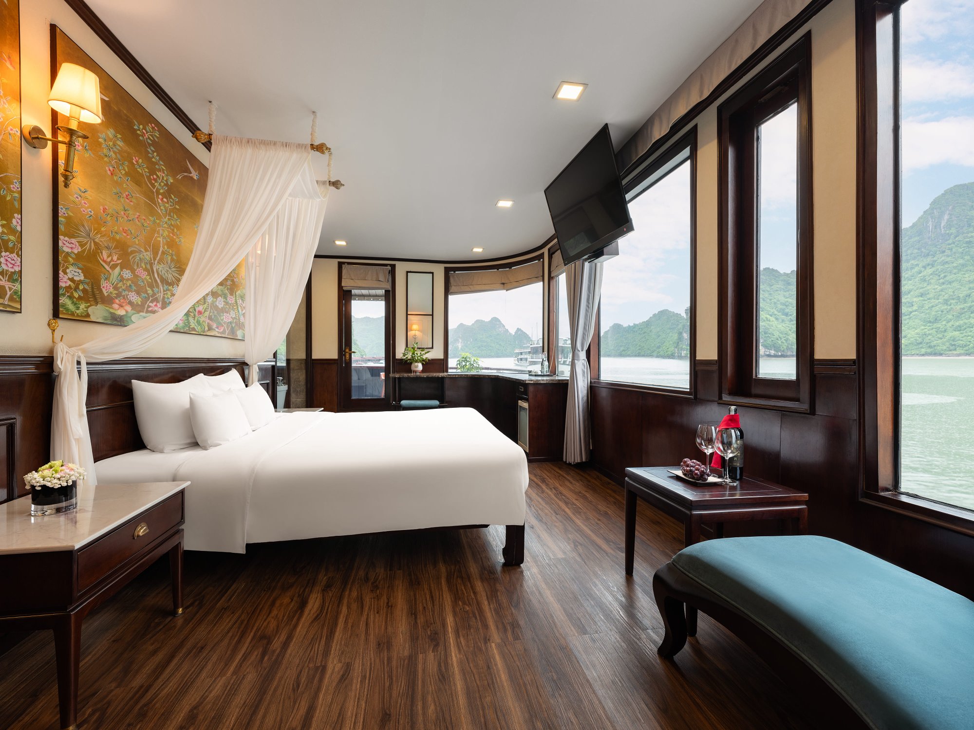 Cabin suite rộng với cửa kính lớn nhìn ra vịnh