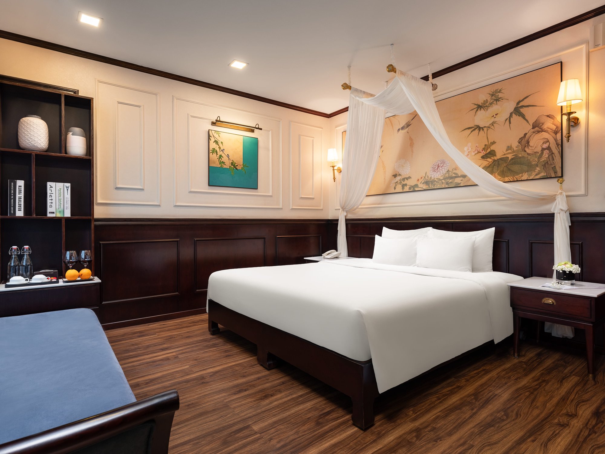 Cabin giường đôi với rèm và tranh trang trí