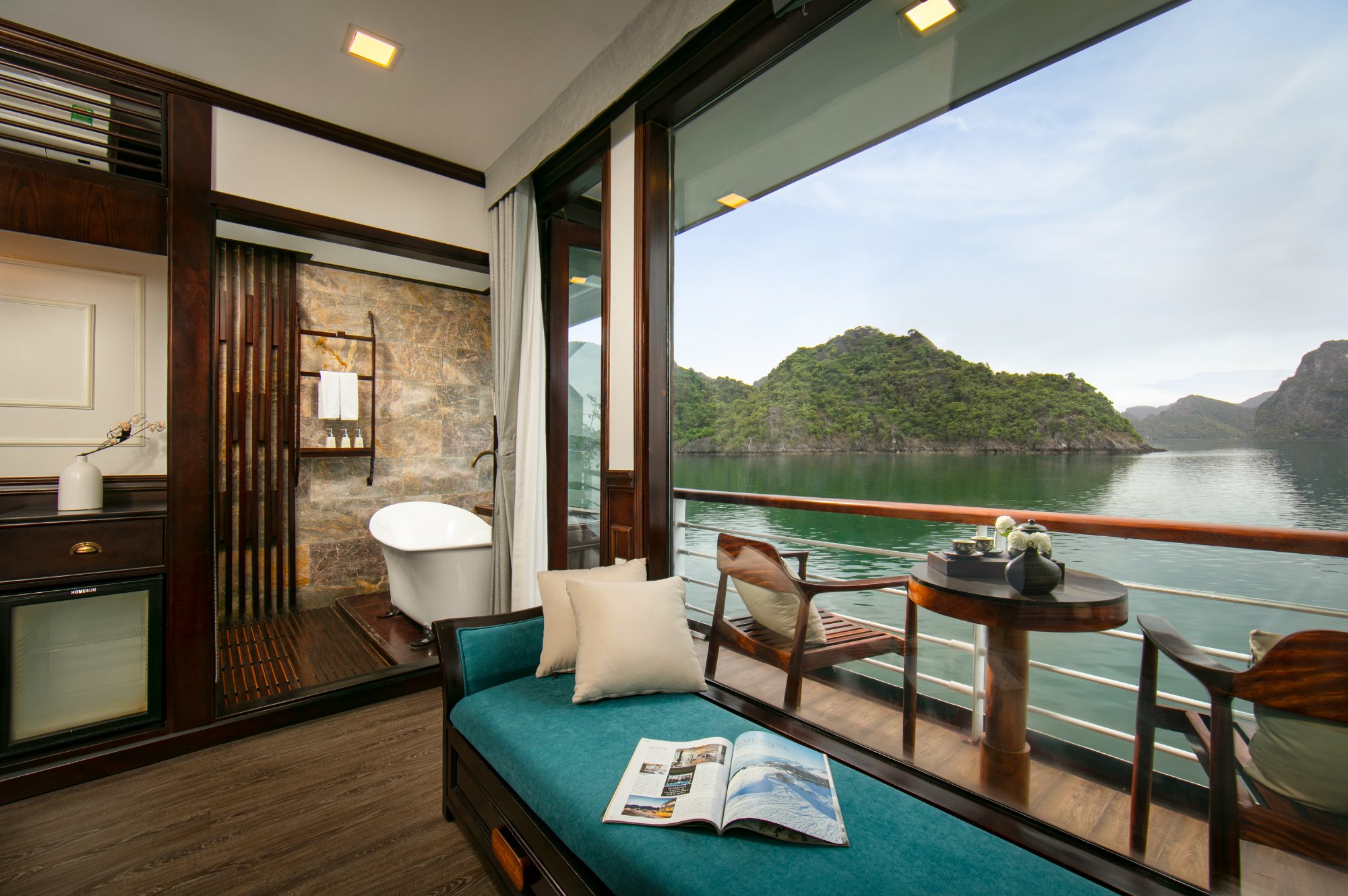 Cabin du thuyền có cửa kính lớn nhìn ra vịnh