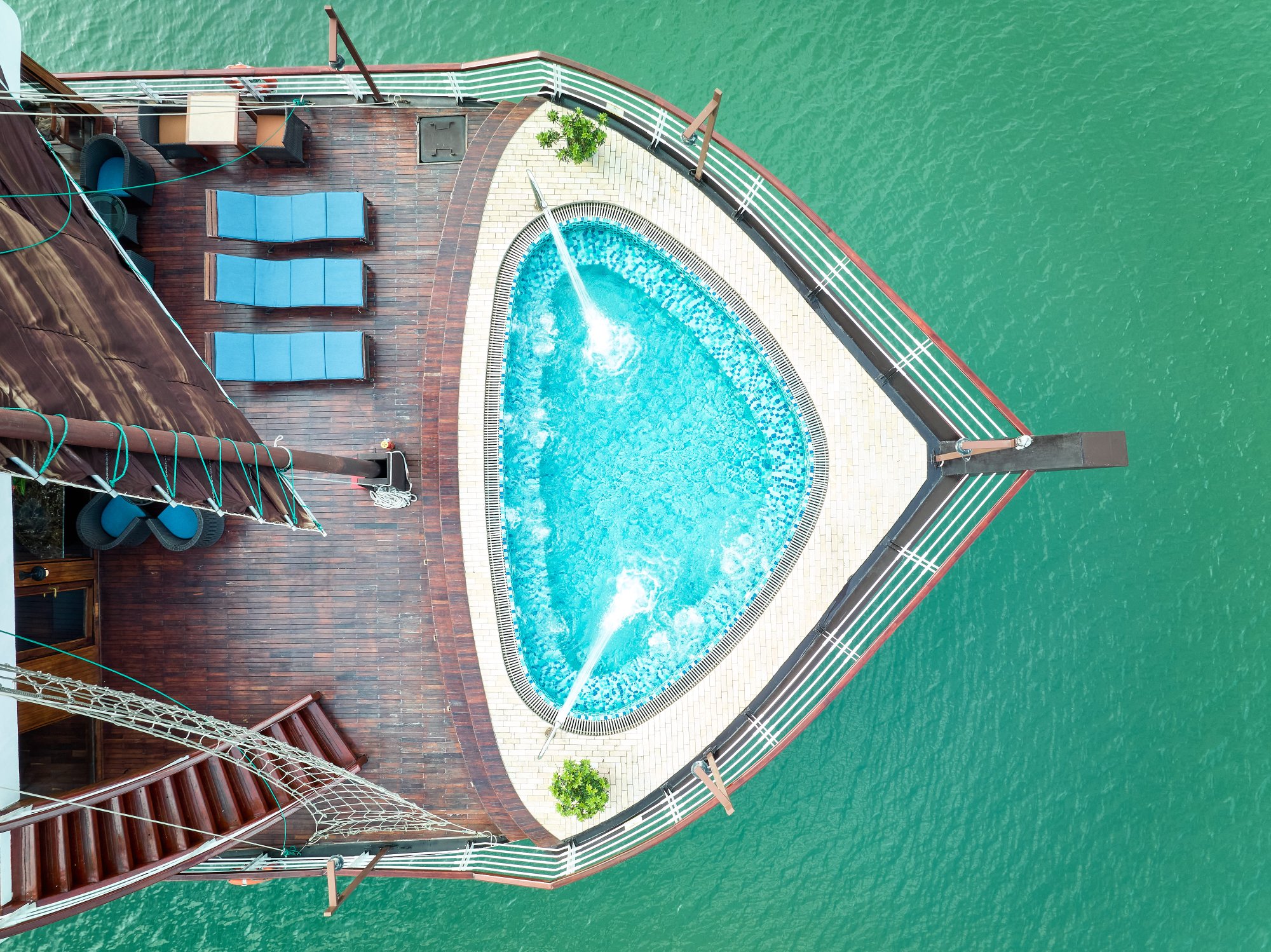 Mũi du thuyền và hồ jacuzzi nhìn từ trên cao