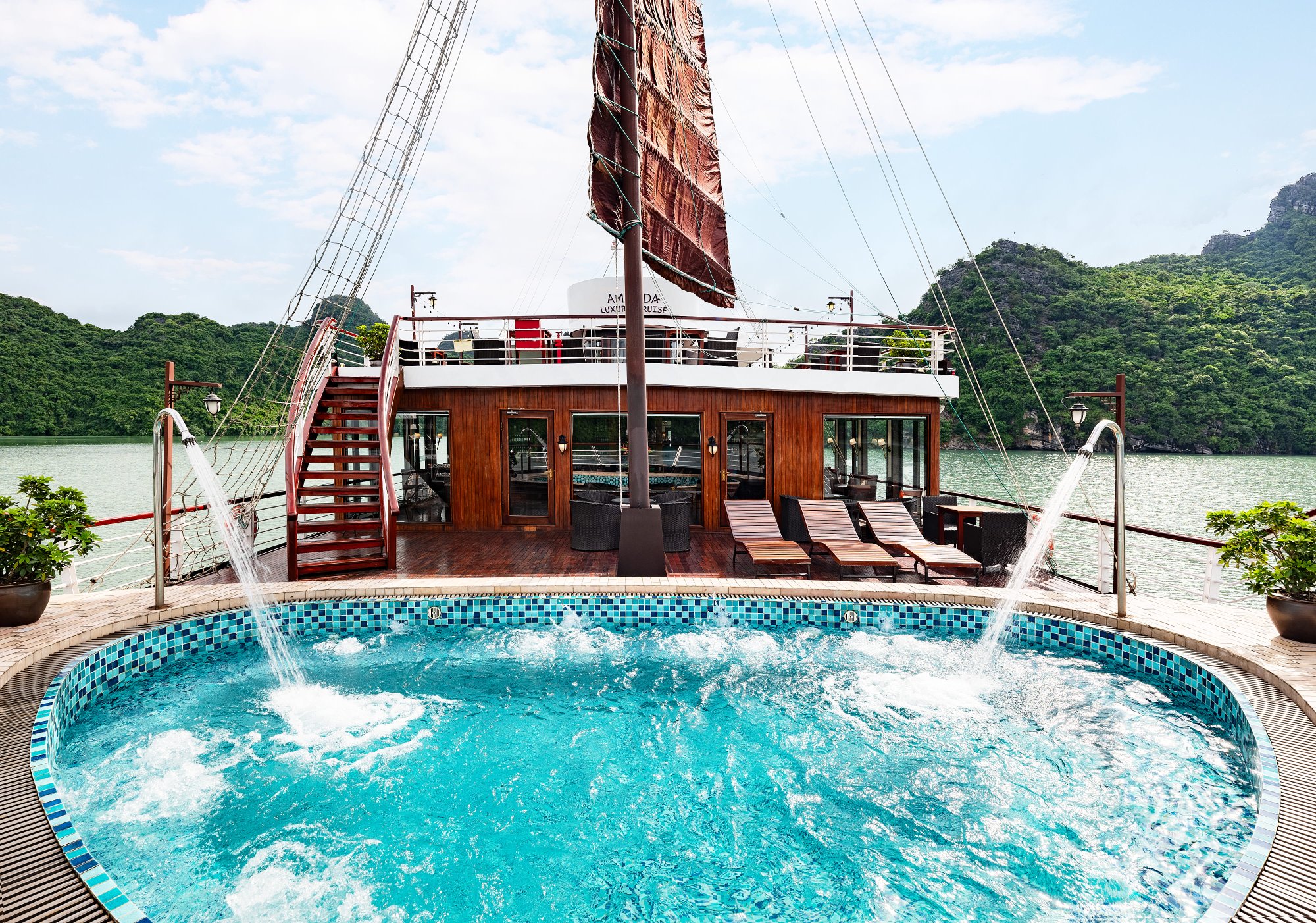 Hồ jacuzzi ngoài trời ở mũi du thuyền