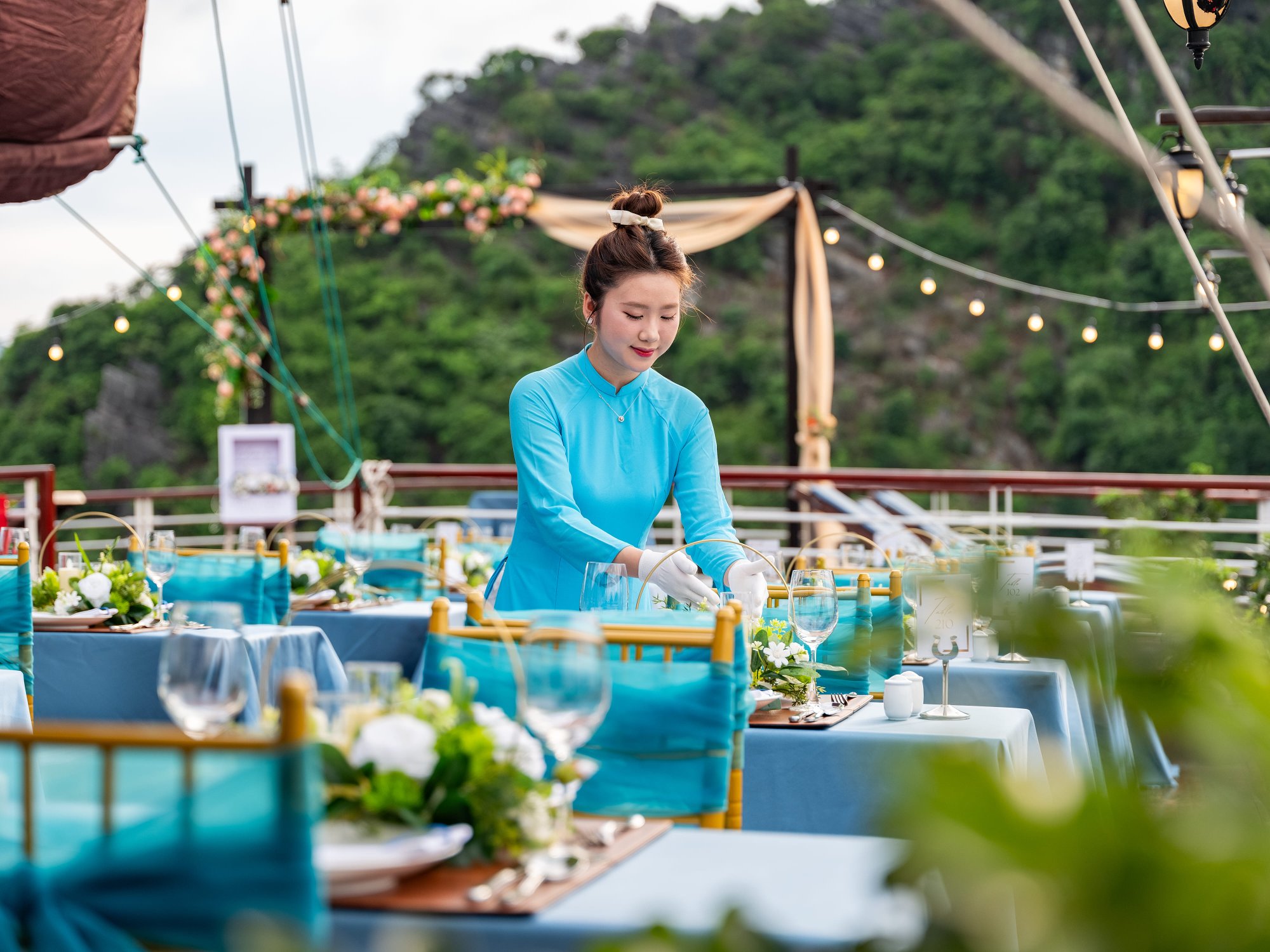 Bàn tiệc trên boong du thuyền vào buổi chiều