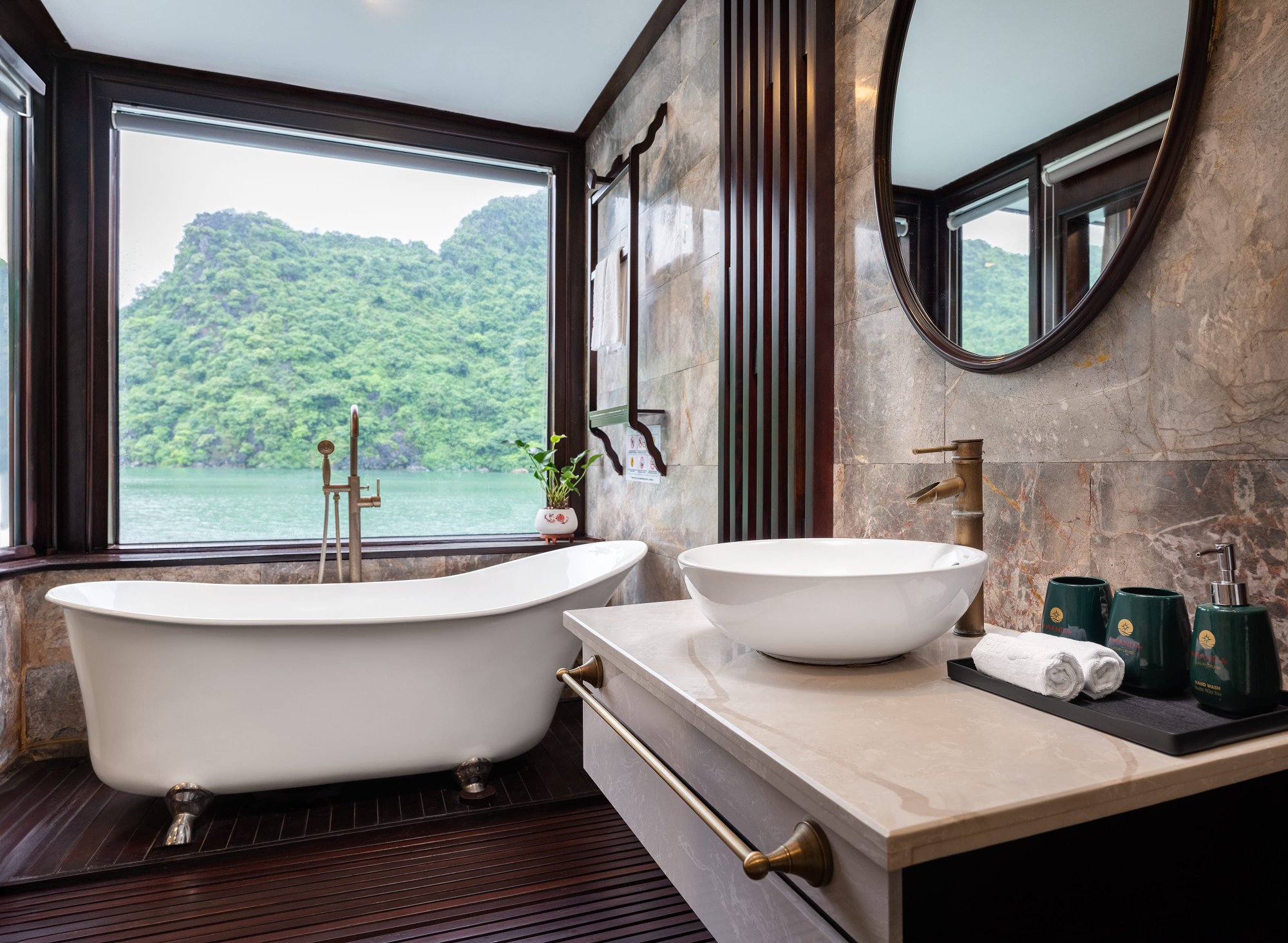 Bồn tắm đặt cạnh cửa kính nhìn ra vịnh