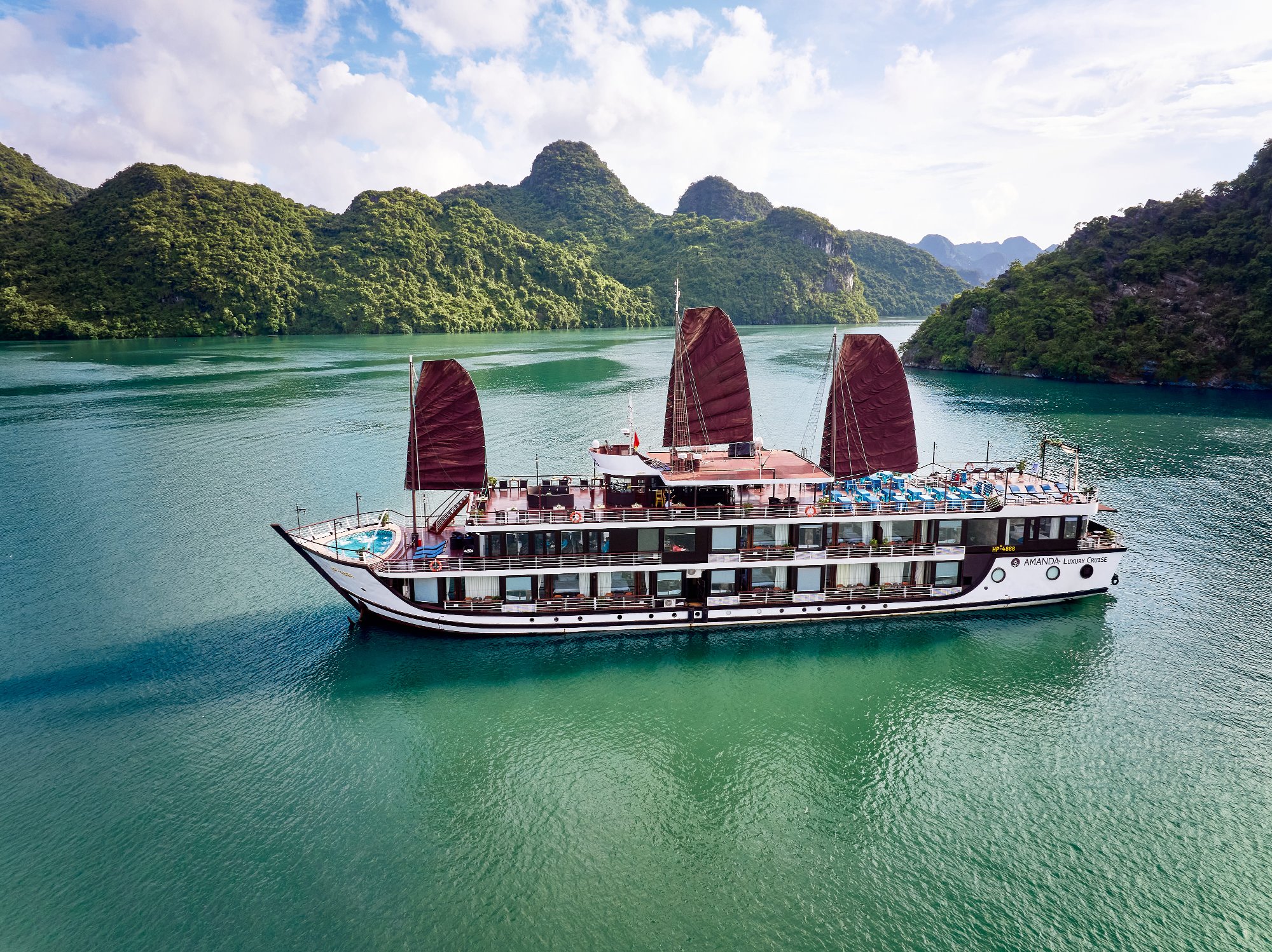 Bí quyết chụp ảnh đẹp trên du thuyền Hạ Long, Lan Hạ: giờ vàng, góc chụp, trang phục và lưu ý