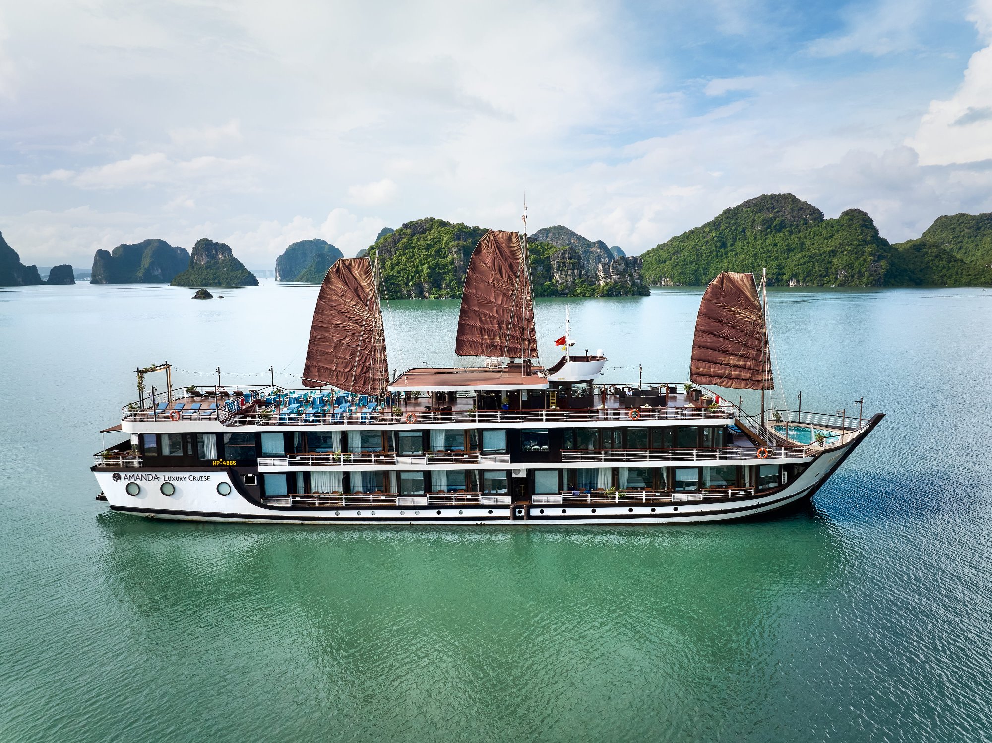 Du thuyền nhiều tầng trên vịnh Lan Hạ