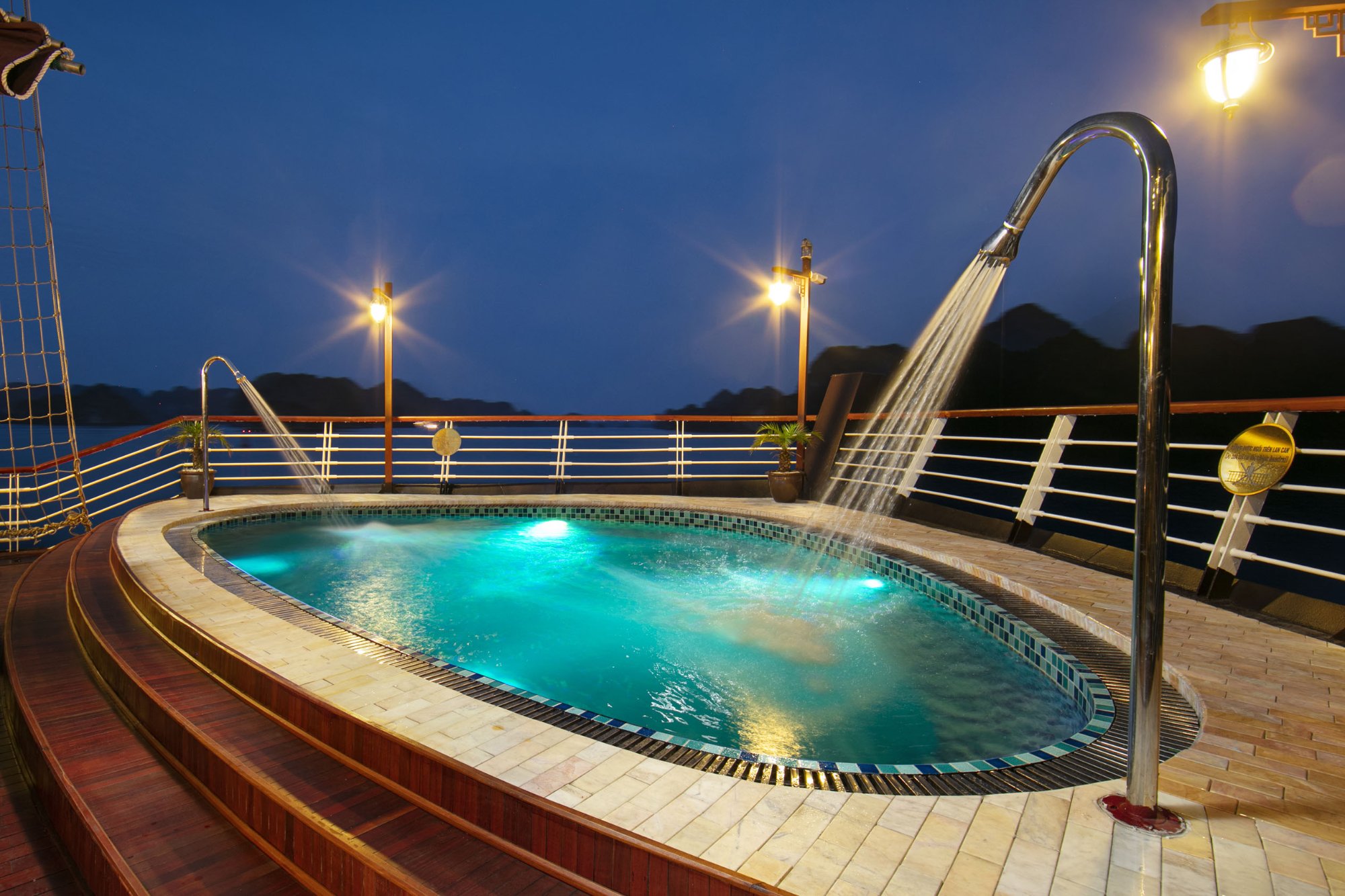 Hồ jacuzzi trên boong du thuyền về đêm