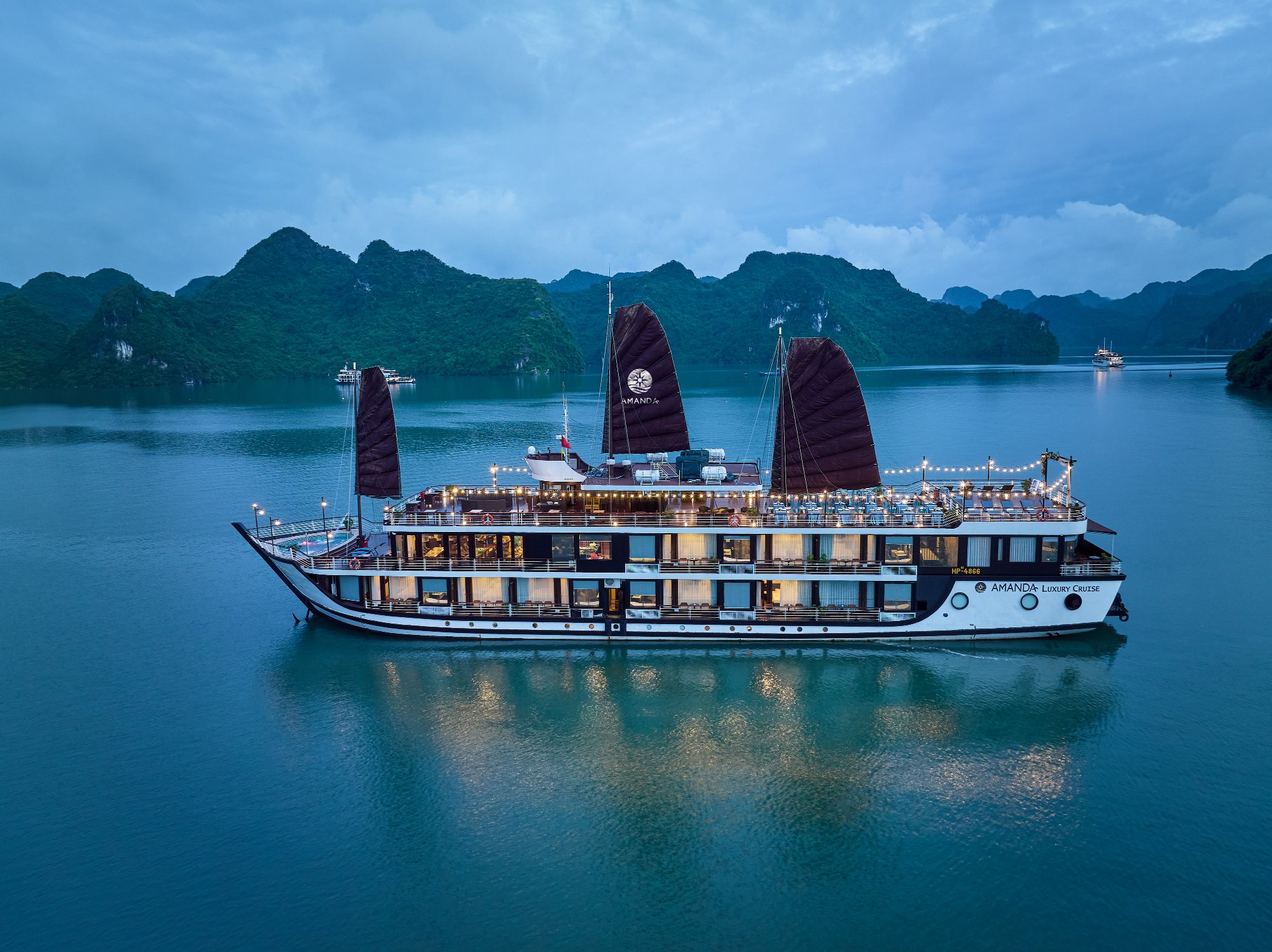 Du thuyền lên đèn trên vịnh lúc chạng vạng