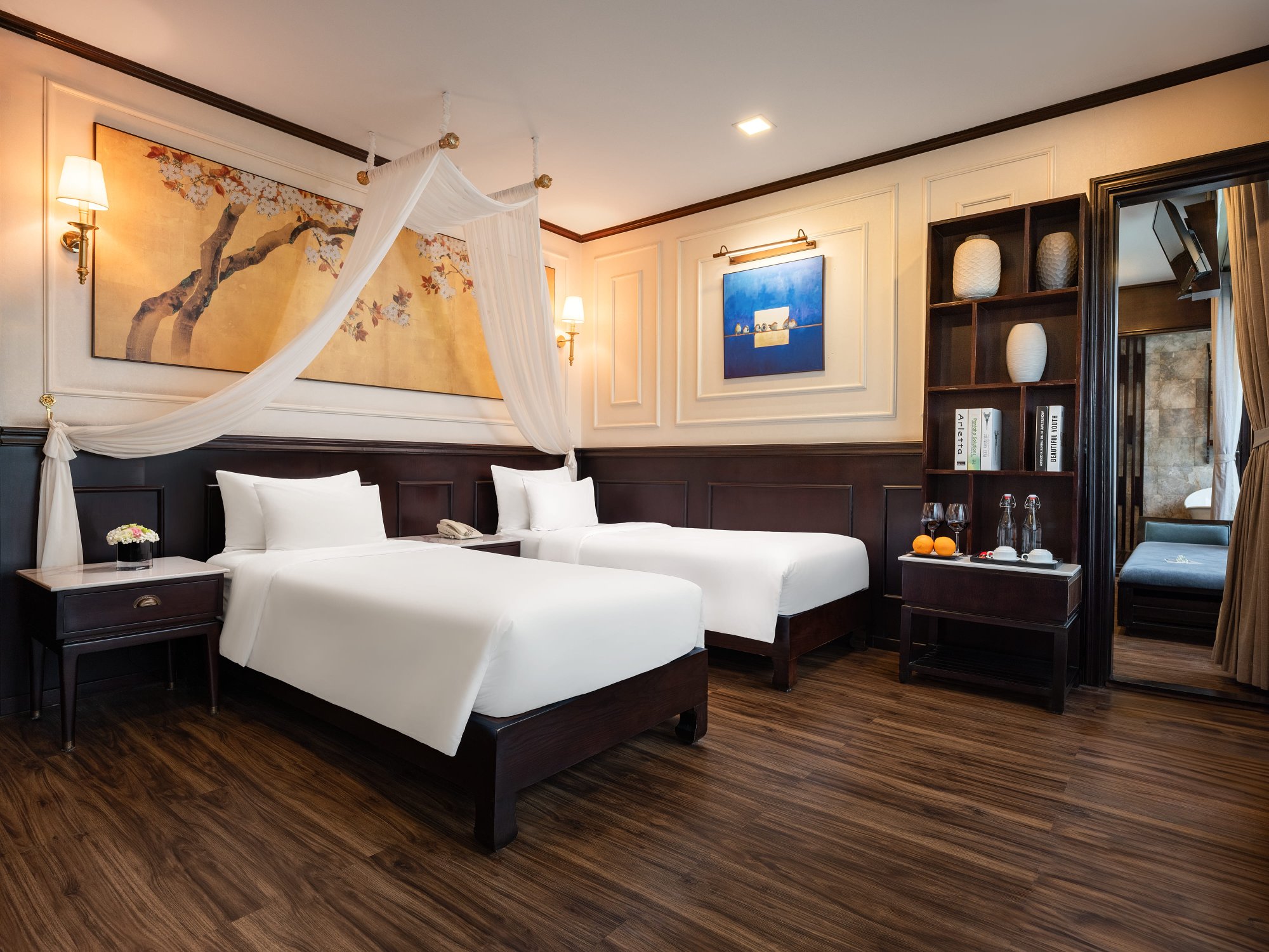 Cabin du thuyền với hai giường đơn
