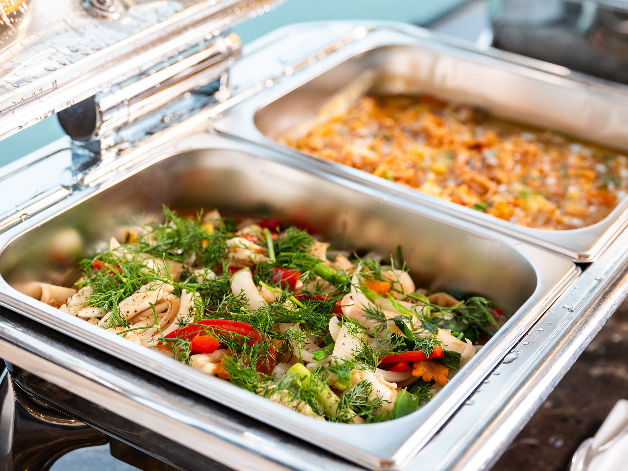 Các khay món ăn nóng trong bữa buffet trên du thuyền