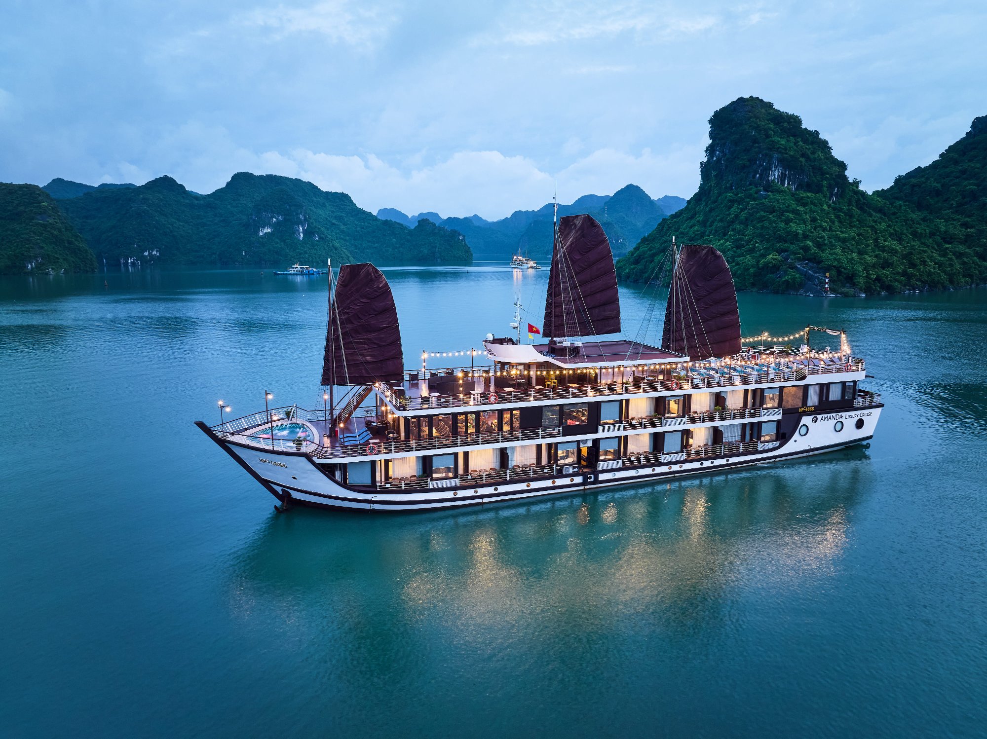 Du thuyền rời cảng đi vào vịnh