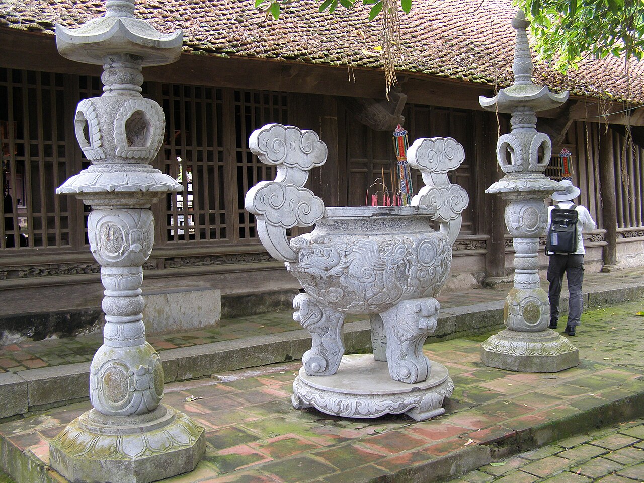 Đèn đá và lư hương trong sân chùa Bút Tháp