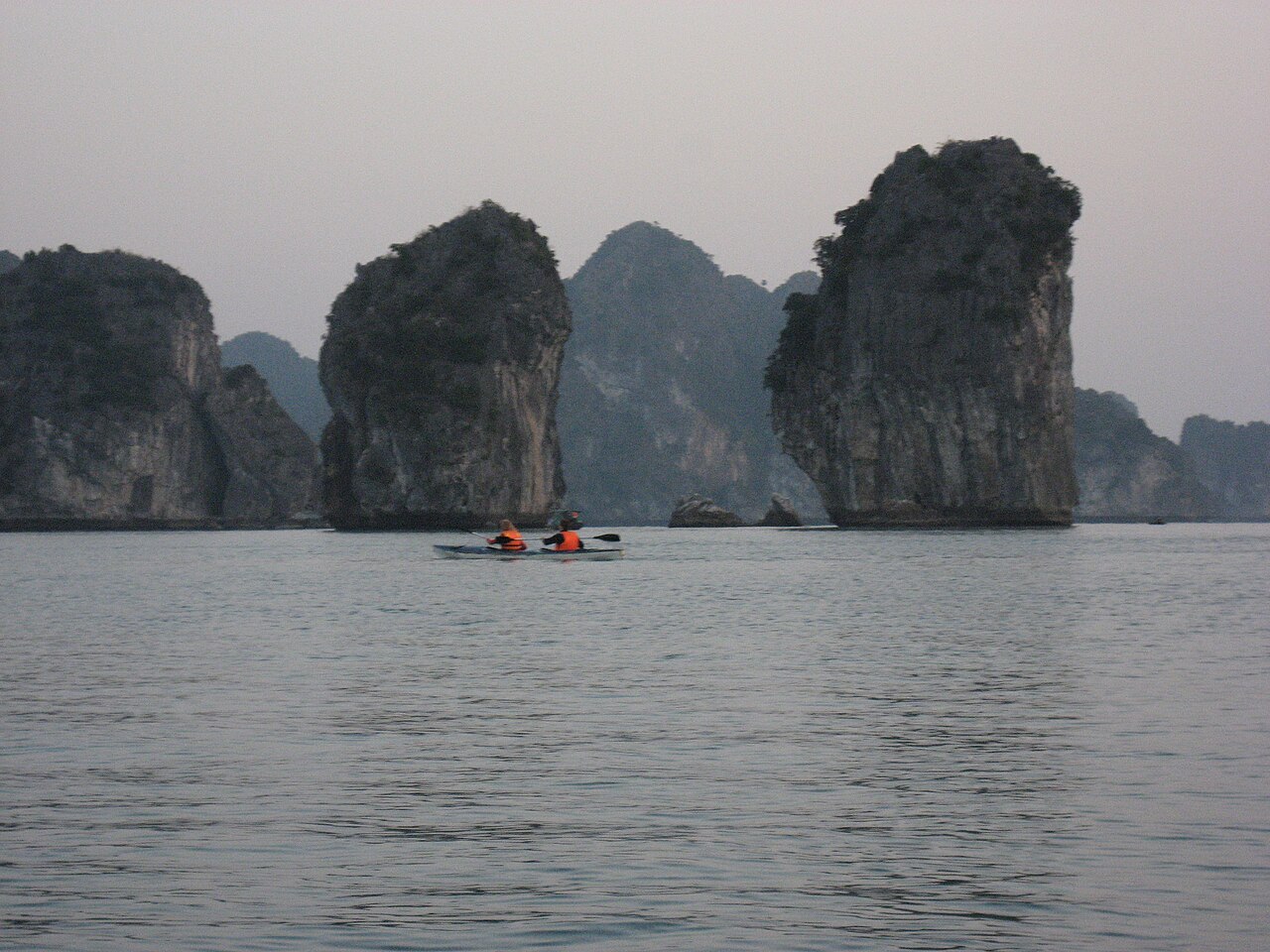 Du khách chèo kayak giữa núi đá vôi vịnh Hạ Long