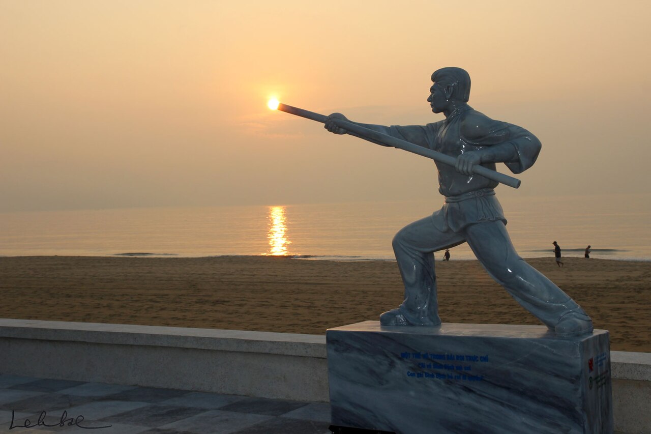 Tượng võ sĩ bên bờ biển Quy Nhơn