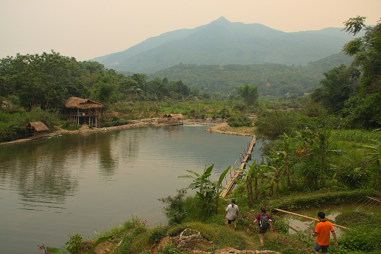 Hồ nước yên bình giữa núi ở Pù Luông