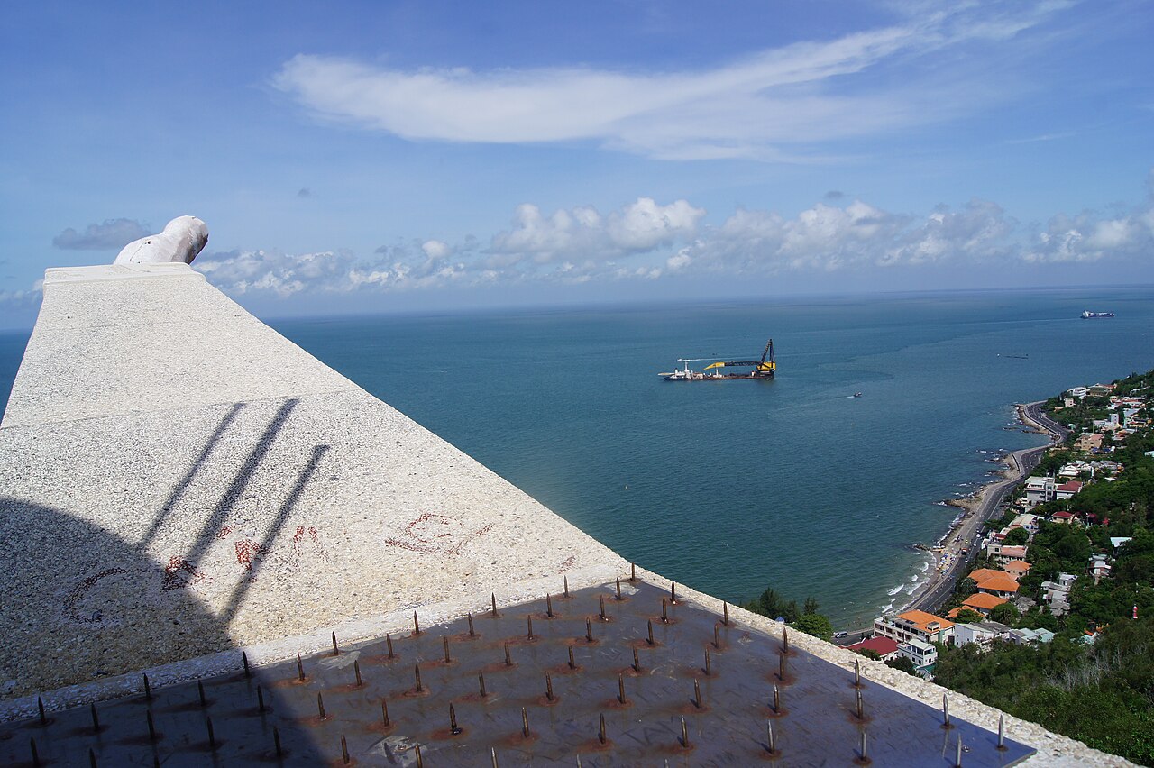 Ngắm biển từ cánh tay tượng Chúa Kitô Vua