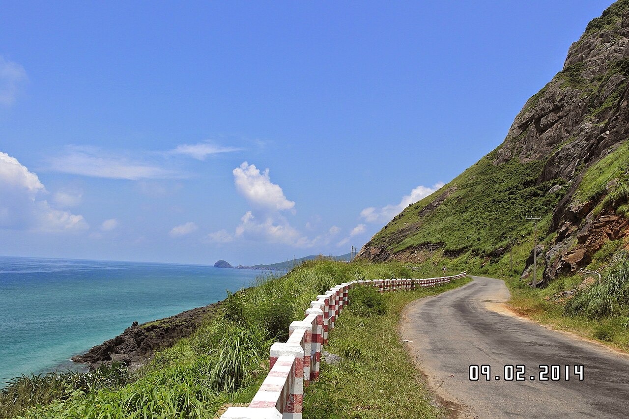 Cung đường ven biển Côn Đảo giữa núi và biển