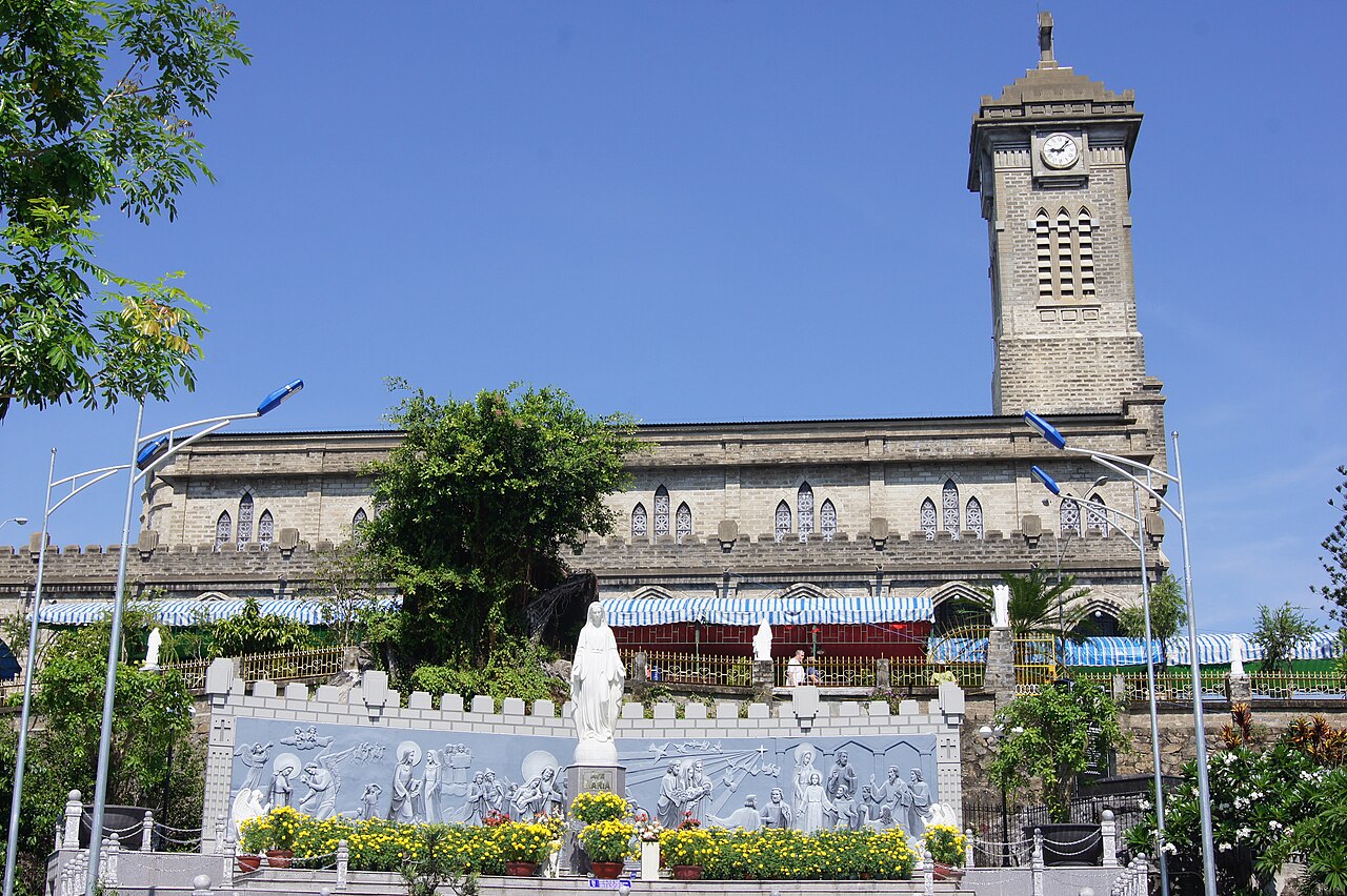 Toàn cảnh nhà thờ Đá Nha Trang