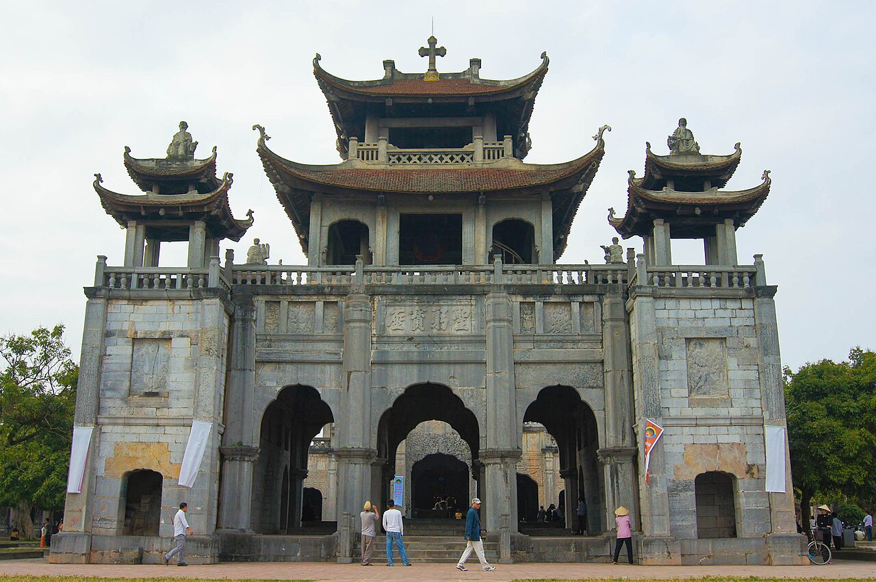 Mặt tiền nhà thờ đá Phát Diệm