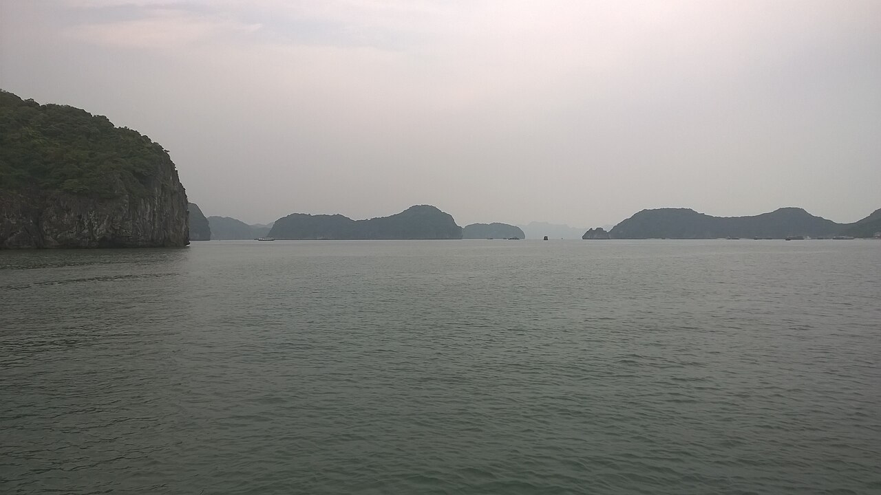 Bầu trời u ám trên cảng Cát Bà
