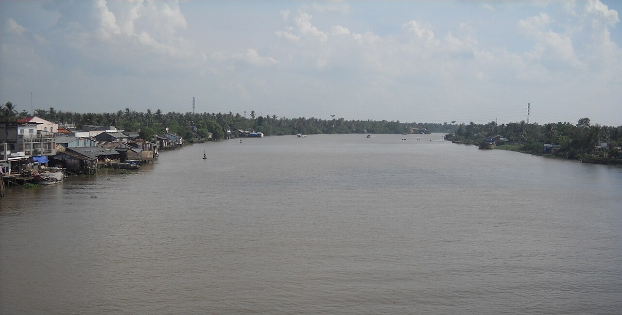 Sông Mang Thít với lò gạch ven bờ