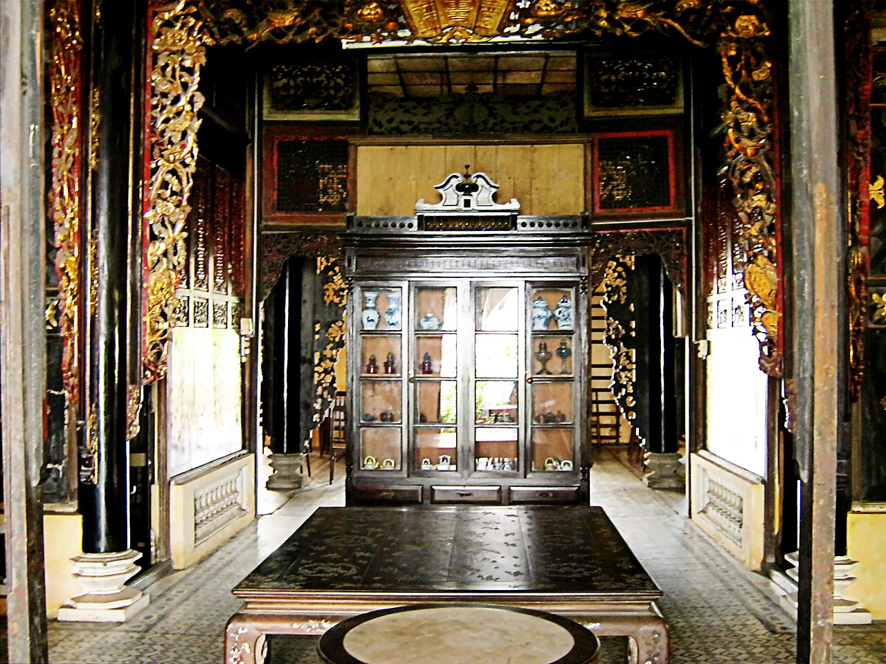 Gian thờ trong nhà cổ Huỳnh Thủy Lê