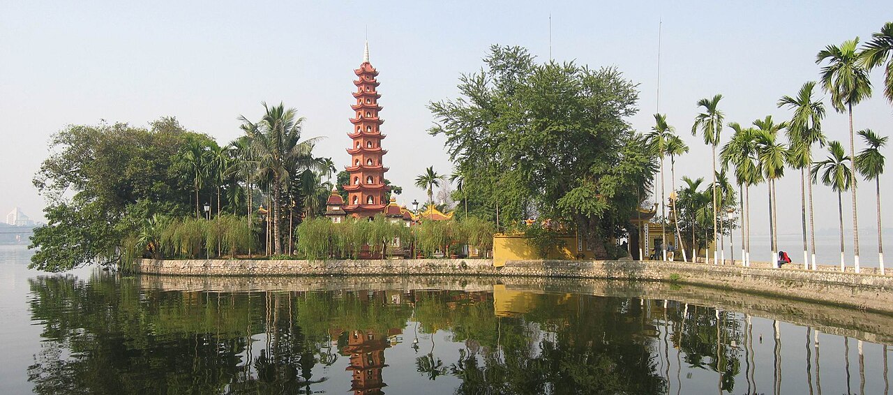 Chùa Trấn Quốc bên hồ Tây