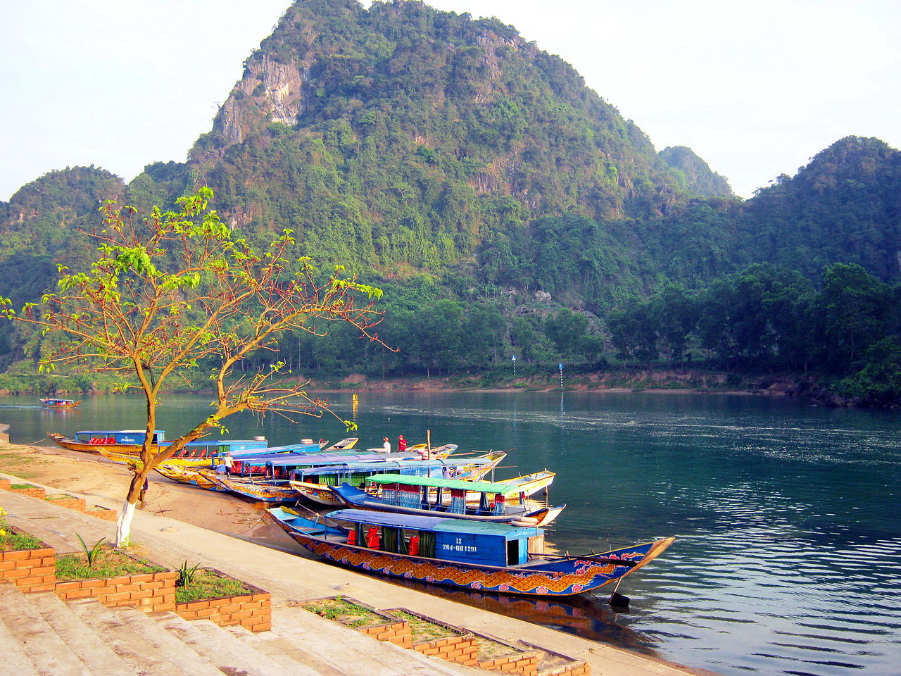 Bến thuyền du lịch trên sông Son