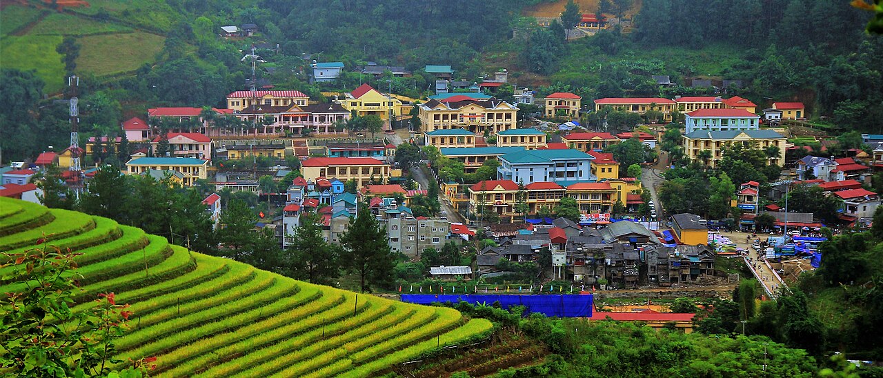 Trung tâm Mù Cang Chải giữa núi đồi