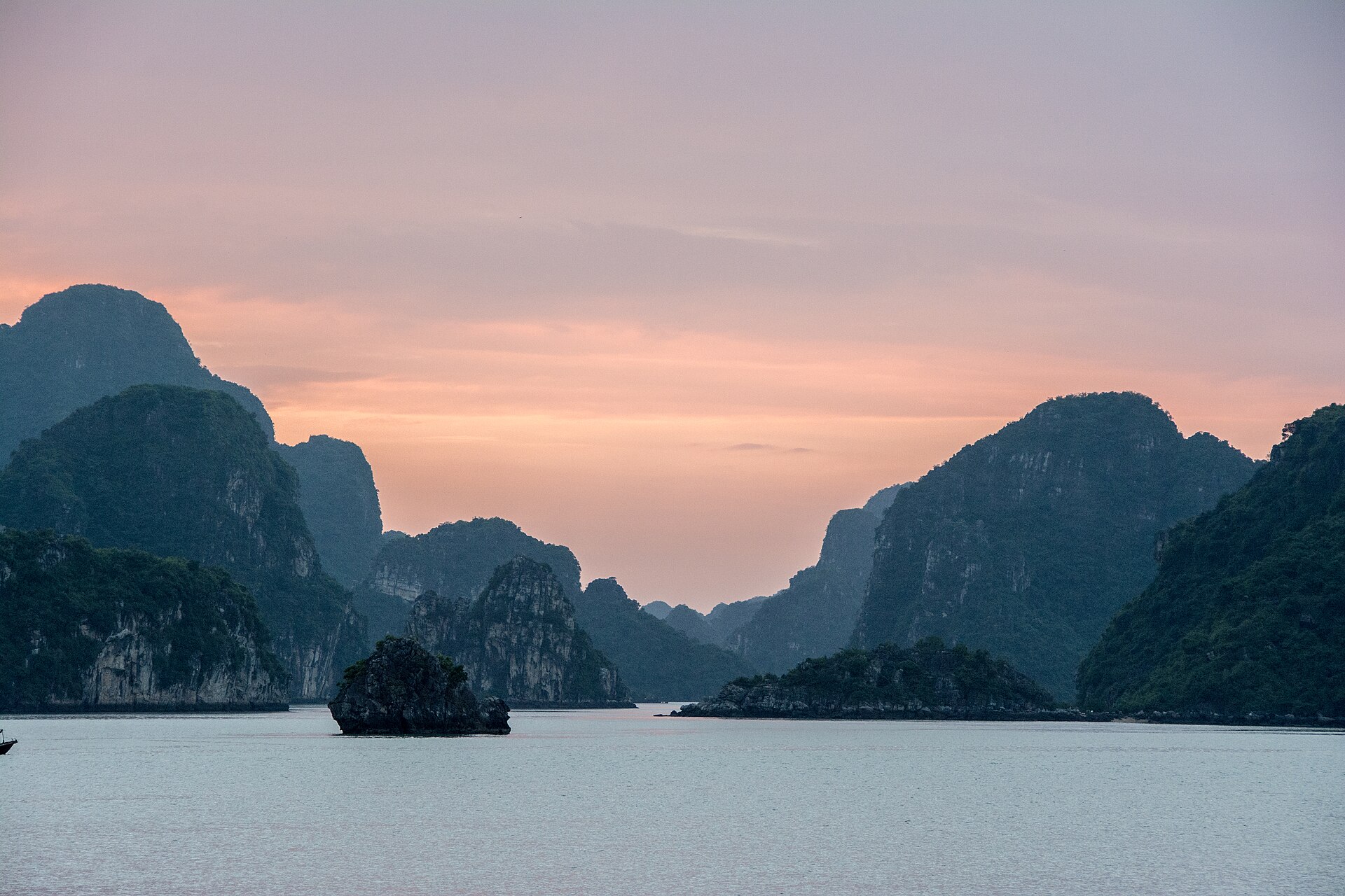 Hoàng hôn trên vịnh Hạ Long