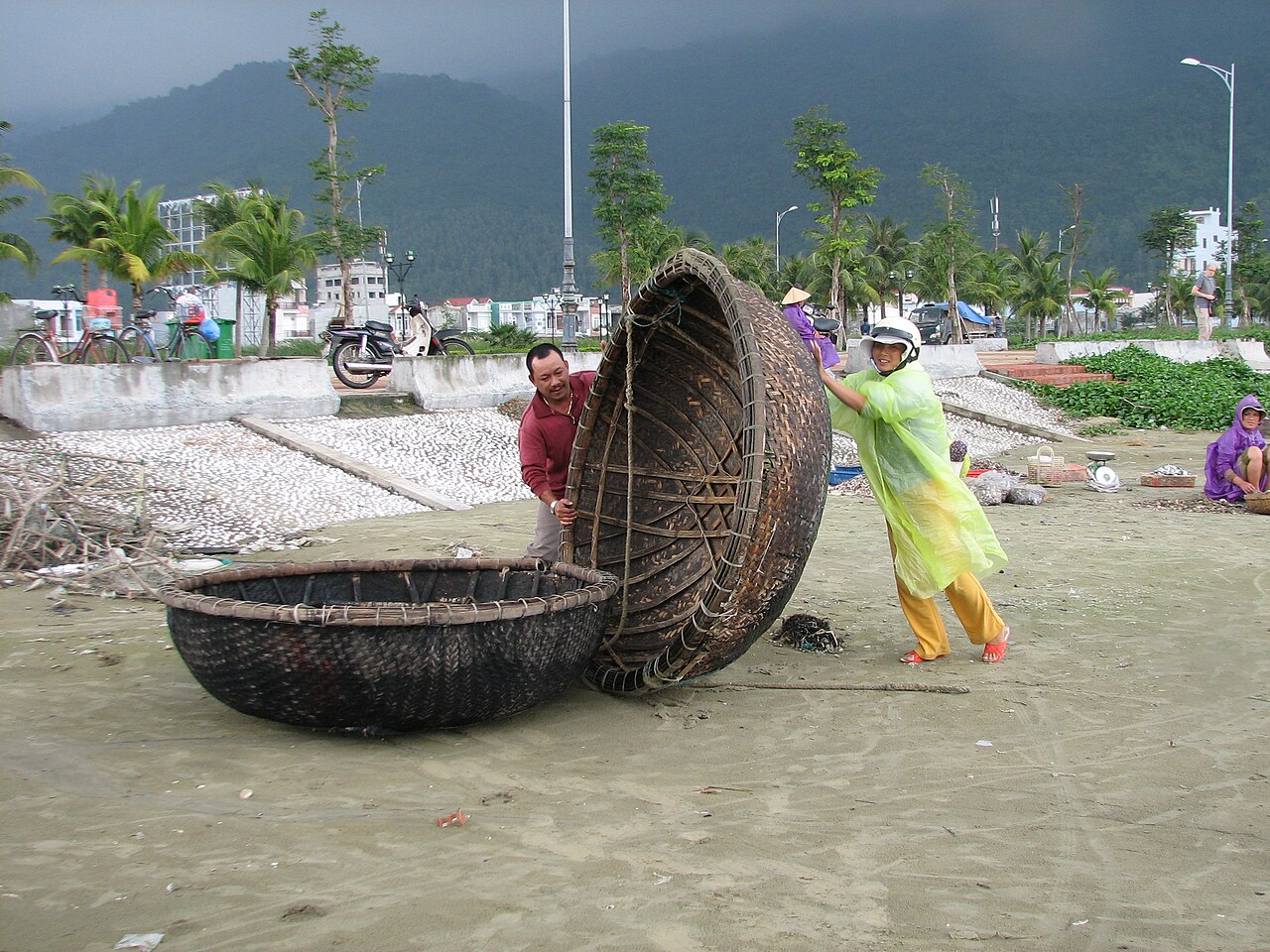 Thuyền thúng trên bãi biển Đà Nẵng