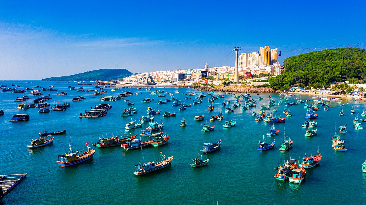 Cảng cá An Thới với Thị trấn Hoàng Hôn phía xa