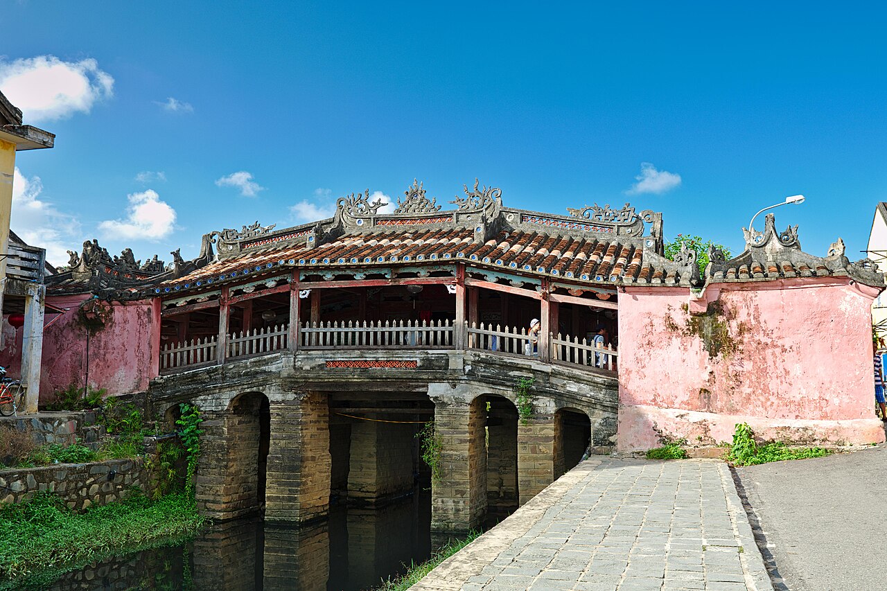 Chùa Cầu Hội An với mái ngói cổ