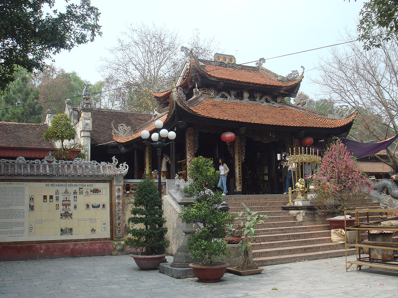 Khuôn viên đền Bà Chúa Kho
