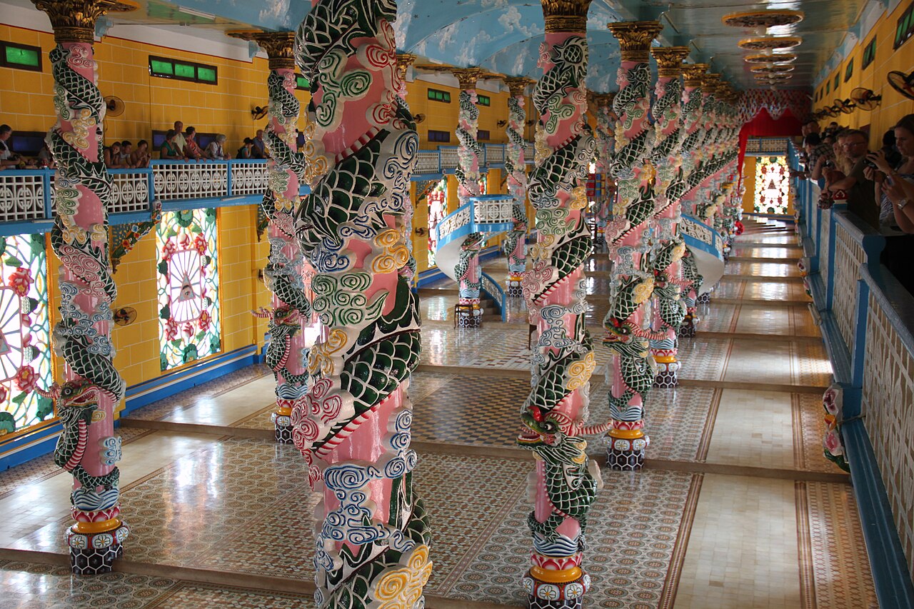 Hàng cột quấn rồng bên trong Tòa Thánh