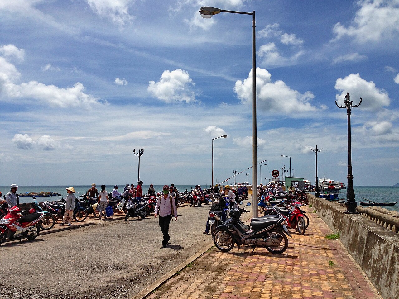 Cầu tàu làng chài Hàm Ninh