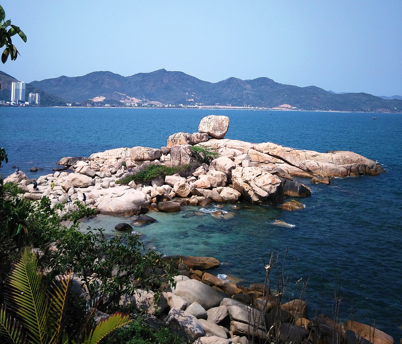 Khối đá Hòn Chồng và vịnh Nha Trang phía xa