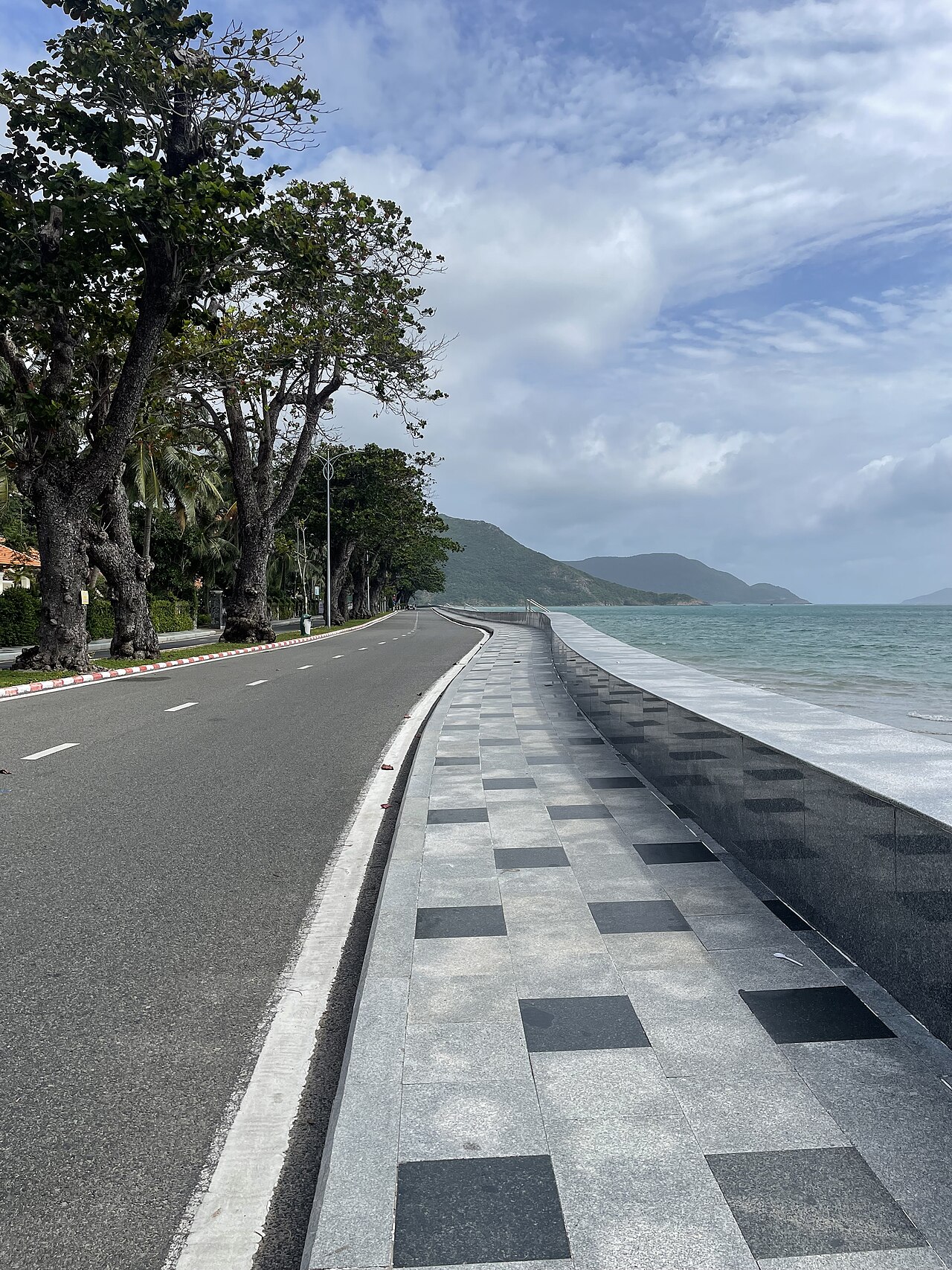 Con đường ven biển ở Côn Đảo