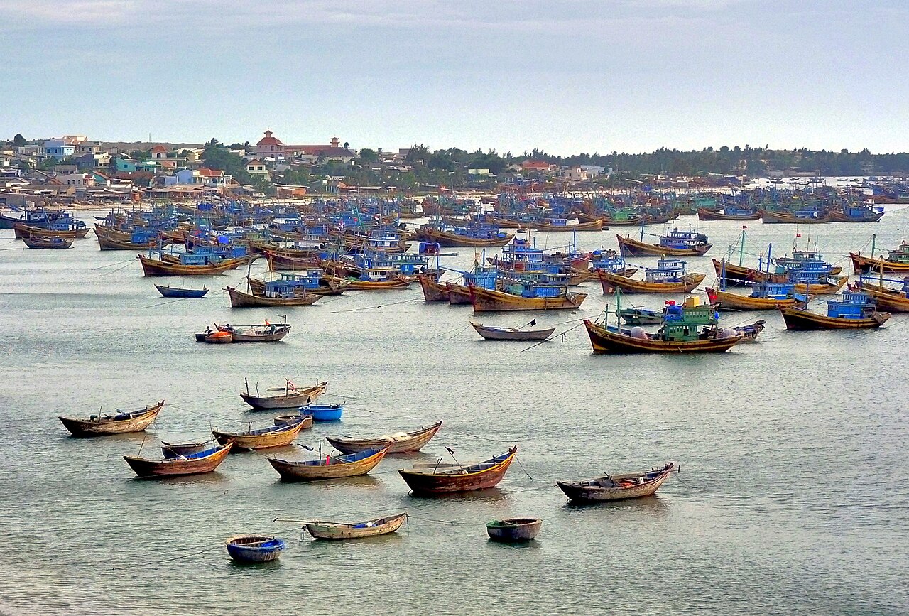 Thuyền đánh cá nhiều màu ở Mũi Né