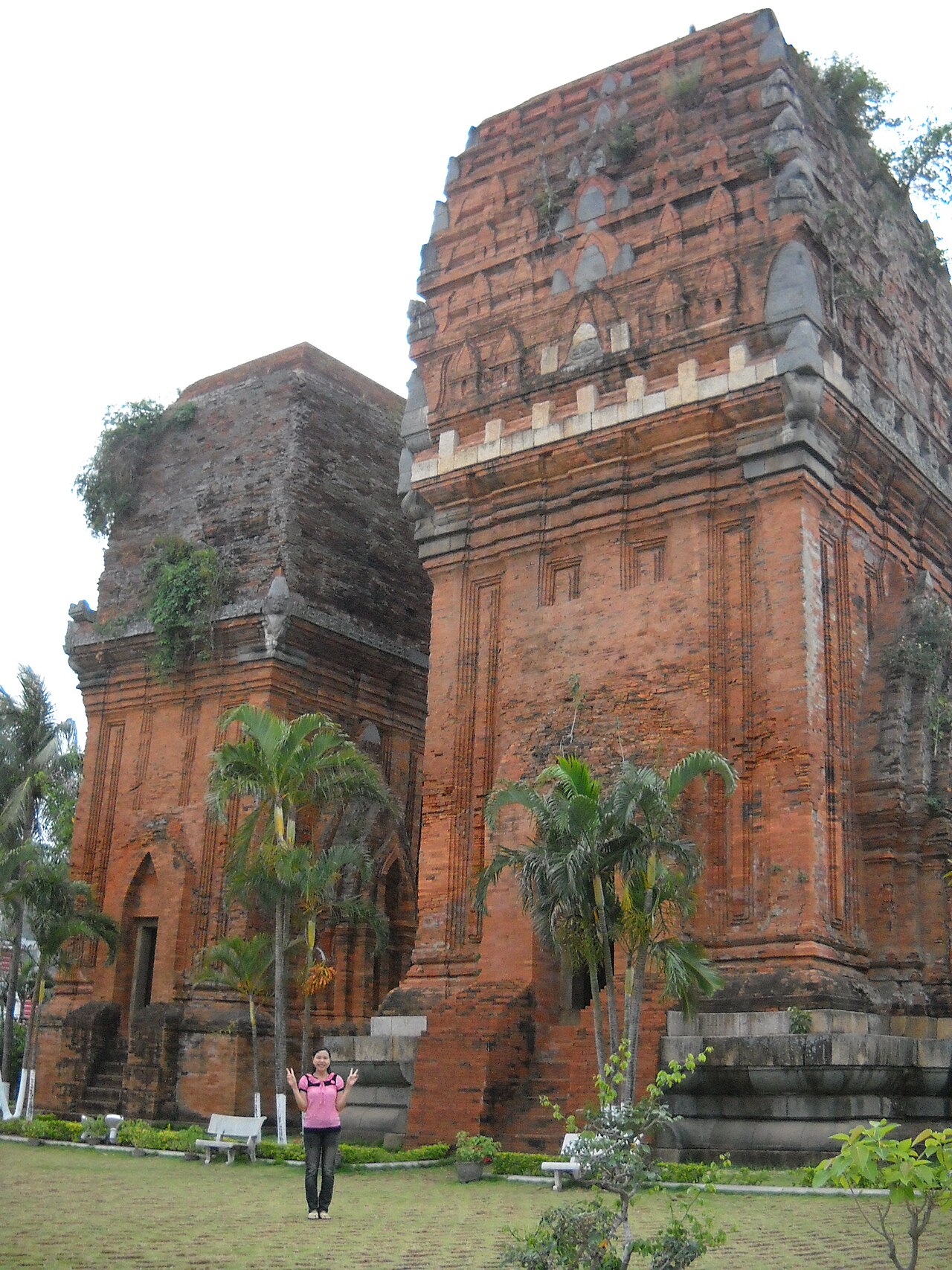 Hai ngọn tháp Chăm của tháp Đôi Quy Nhơn