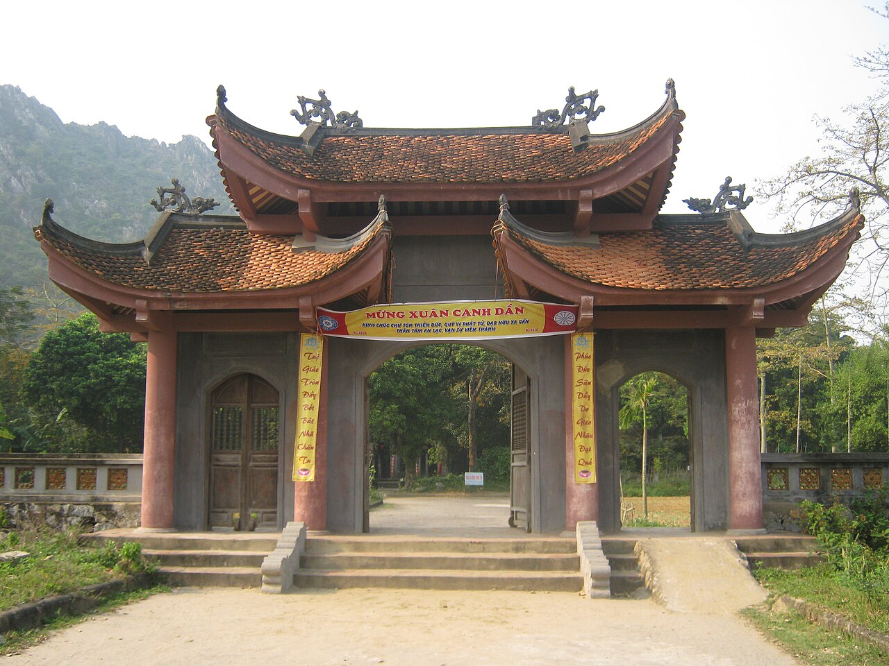 Cổng vào khu di tích cố đô Hoa Lư
