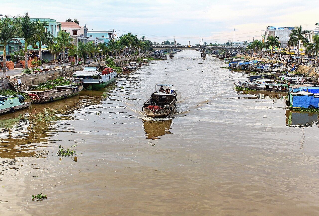 Kênh Tháp Mười với ghe xuồng