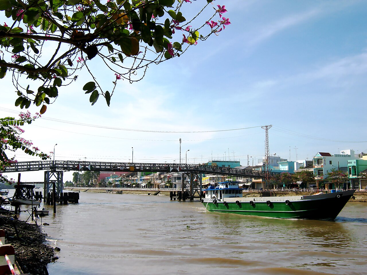 Rạch Sa Đéc với cầu và thuyền bè