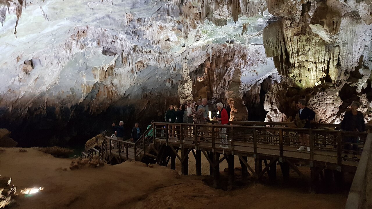 Lối đi và thạch nhũ trong động Phong Nha