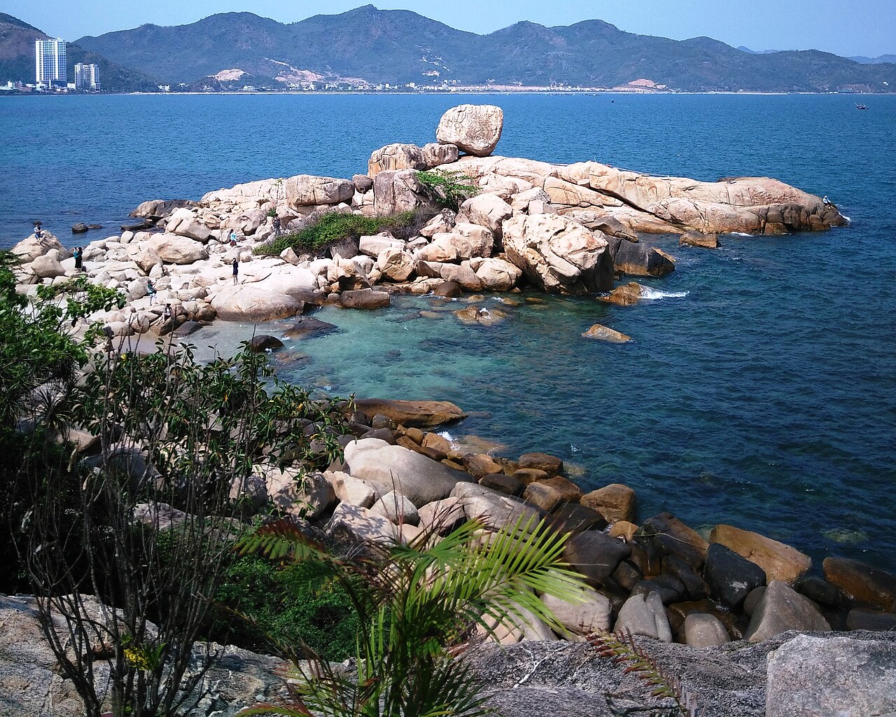 Những khối đá Hòn Chồng nhô ra biển