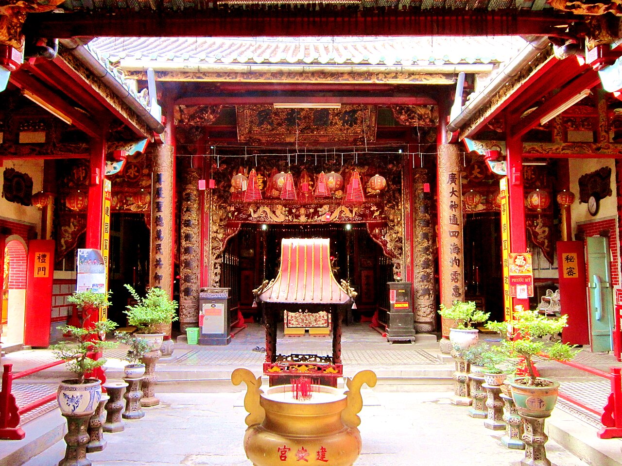 Bên trong Kiến An Cung