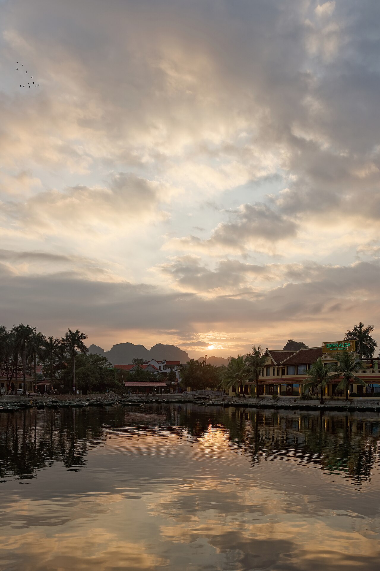 Hoàng hôn trên cánh đồng ở Ninh Hải