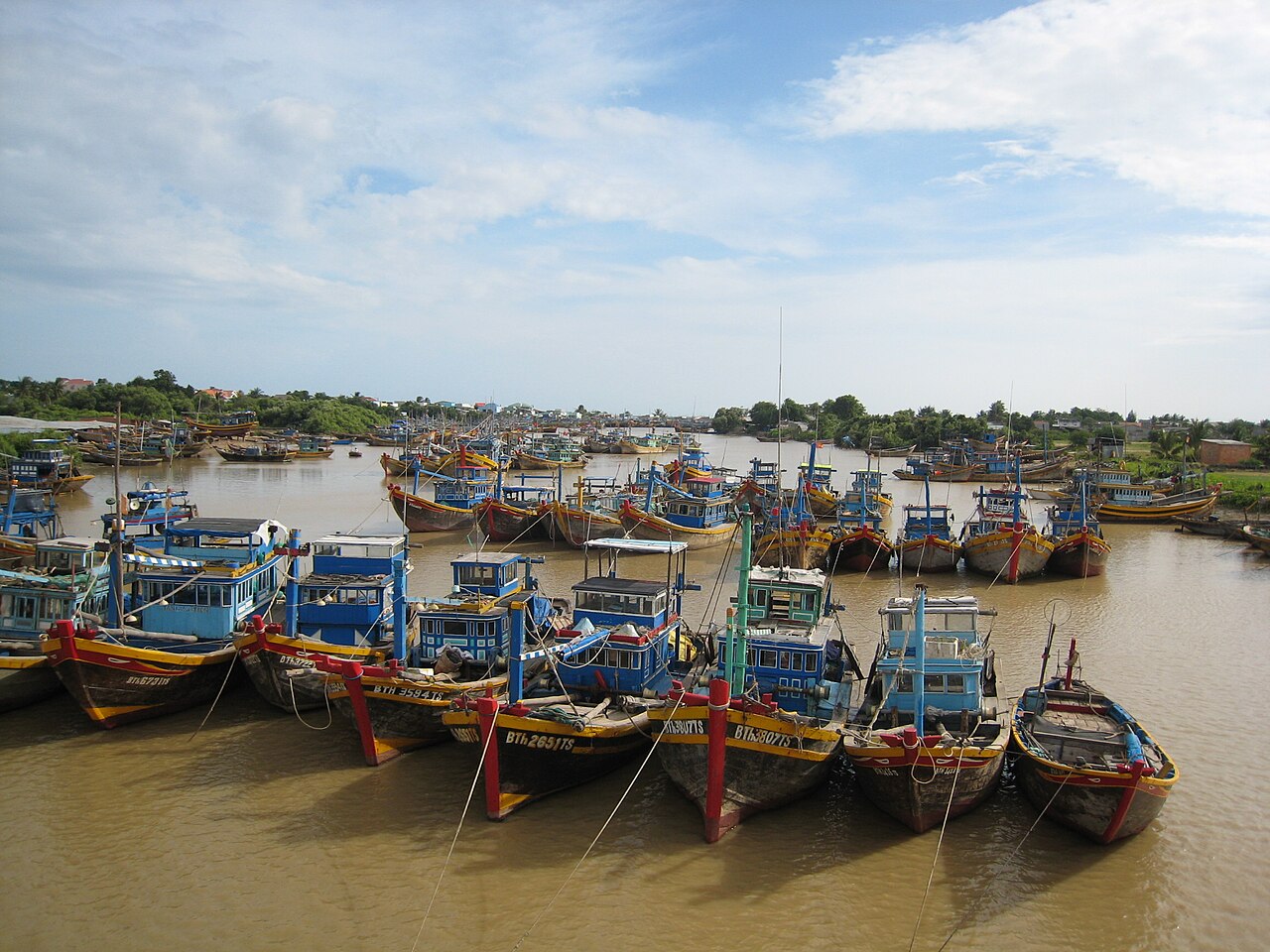 Cảng cá Phan Thiết với nhiều thuyền