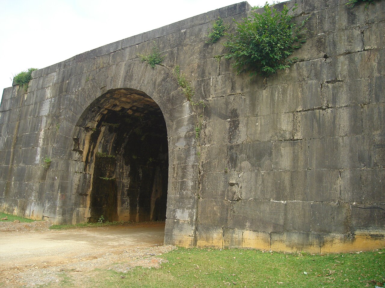 Cổng Bắc Thành nhà Hồ