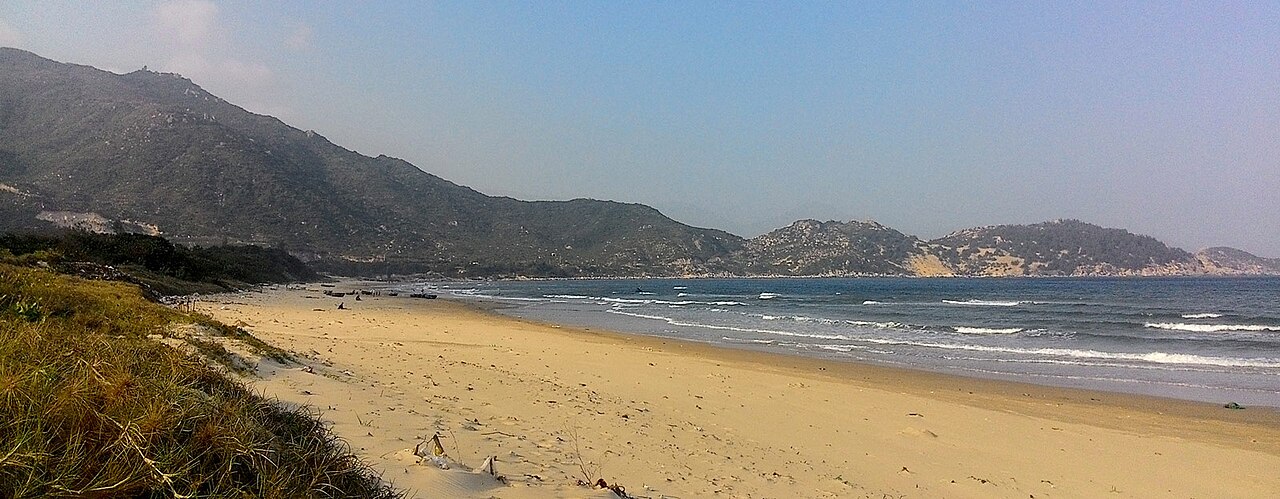 Bãi biển và bán đảo Phương Mai