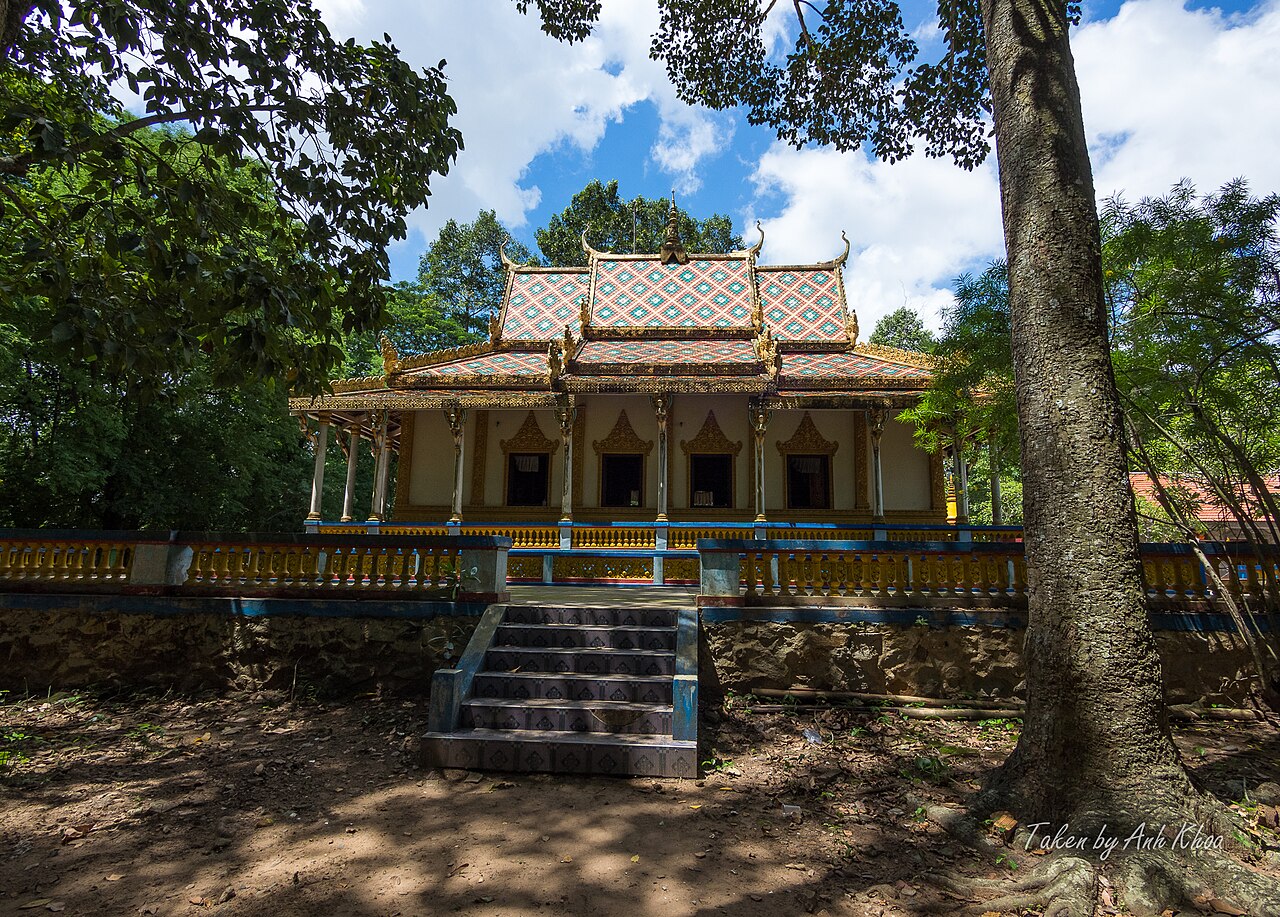 Chùa Dơi giữa rừng cây cổ thụ
